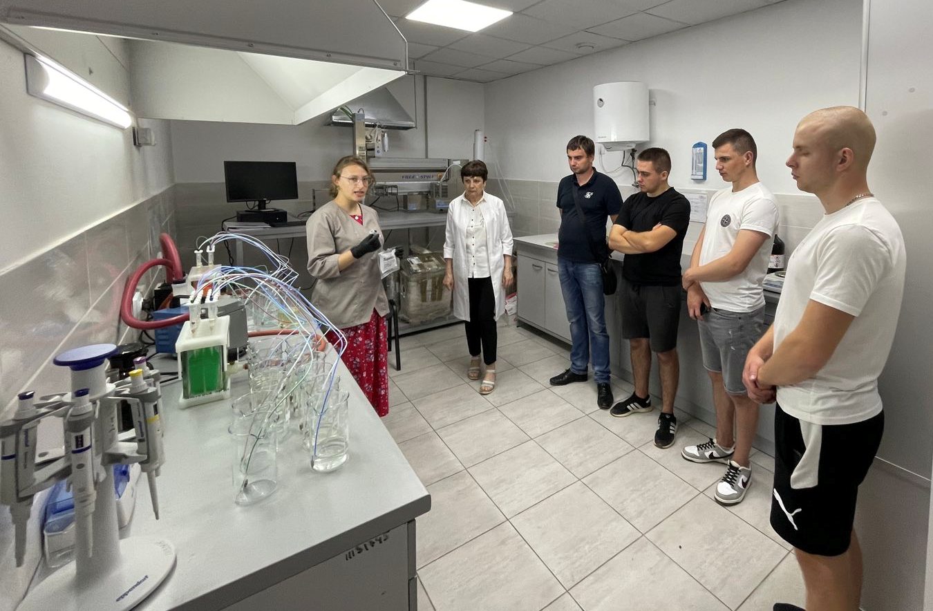 Фахівці лабораторії розповідають про підготовку проб води